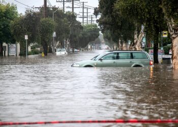 1월9일 산타 바바라 의 폭우로 물에 잠긴 차가 버려져 있다. 로이터.