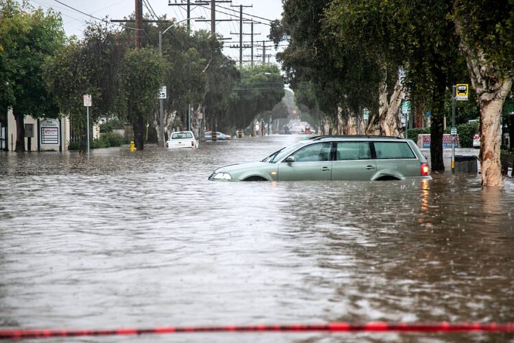 1월9일 산타 바바라 의 폭우로 물에 잠긴 차가 버려져 있다. 로이터.