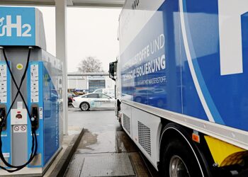 2023년 1월 11일 독일 베를린의 트럭 및 자동차용 수소 충전소에 수소 H2 충전 노즐이 연결되어 있는 모습. 로이터