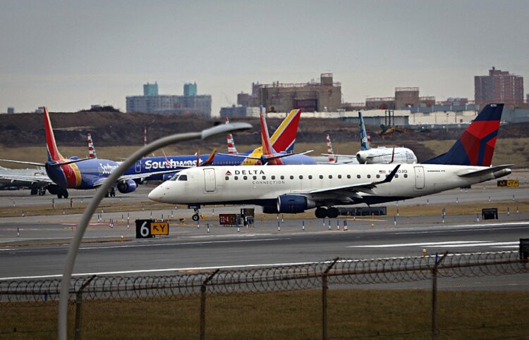 2023년 1월 11일 뉴욕 라 과디아 공항에서 활주로에 출발 대기 중인 항공기들. 로이터.