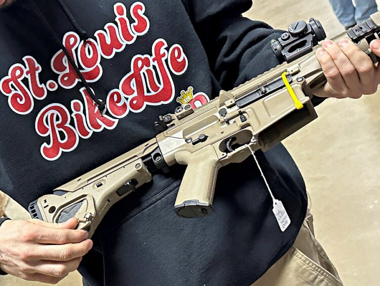 일리노이주 벨클레어 총기 박람회장에서 참석자들이 판매용 AR-10을 잡아보고 있다. 로이터