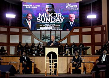 23년 1월 15일 애틀랜타에서 마틴 루터 킹 주니어 기념일을 앞두고 에벤에셀 침례교회에서 연설하고 있다. 로이터.