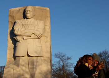 1월 16일 워싱턴의 마틴 루터 킹 주니어 기념관 앞에서 시민들이 기념 촬영을 하고 있다. 로이터