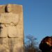 1월 16일 워싱턴의 마틴 루터 킹 주니어 기념관 앞에서 시민들이 기념 촬영을 하고 있다. 로이터
