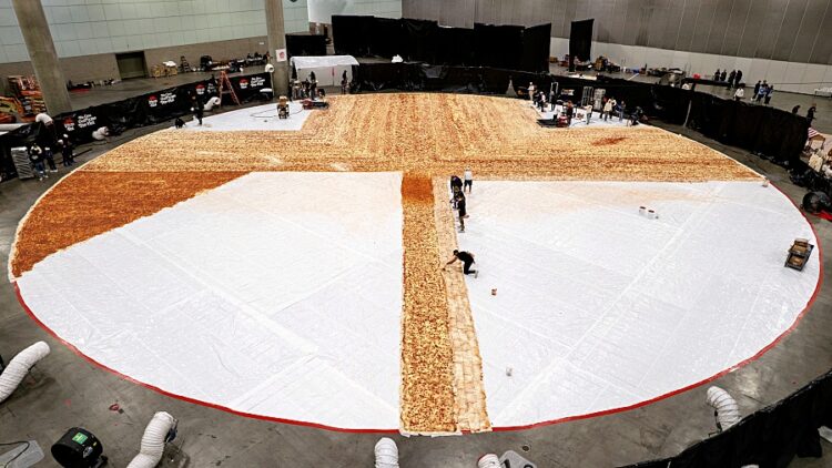 피자헛이 만든 세계에서 가장 큰 피자. 로이터