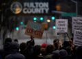 2023년 1월 21일 애틀랜타에서 논란이 되고 있는 " 캅 시티 " 프로젝트 부지인 위라우니 피플스 파크 내부에서 경찰 급습 중 사망한 마누엘 테란의 죽음과 관련, 시위대가 행진하고 있다 . 로이터