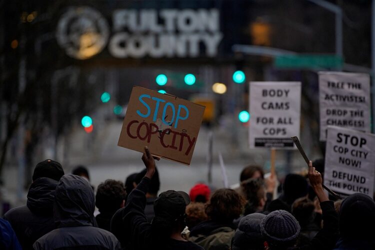 2023년 1월 21일 애틀랜타에서 논란이 되고 있는 " 캅 시티 " 프로젝트 부지인 위라우니 피플스 파크 내부에서 경찰 급습 중 사망한 마누엘 테란의 죽음과 관련, 시위대가 행진하고 있다 . 로이터