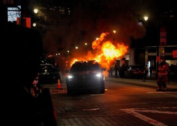 논란이 되고 있는 '캅 시티' 프로젝트의 부지인 위라우니 피플스 파크 내부에서 경찰 급습에 사망한 테란의 죽음에 시위가 벌어지고 법 집행 차량이 불타고 있다. 로이터