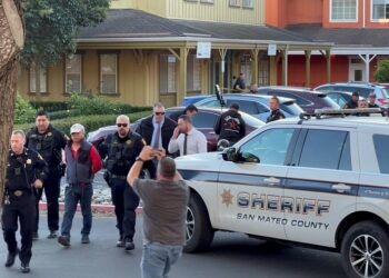 캘리포니아주 하프문베이서 발생한 총격사건의 용의자가 연행되고 있다. 로이터