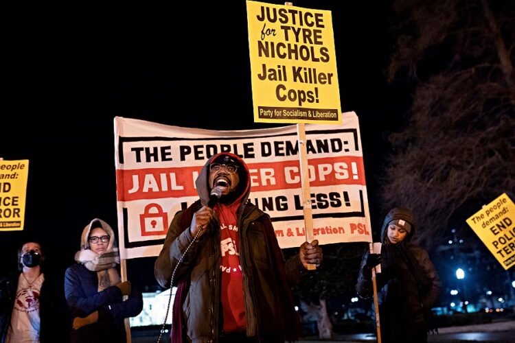 멤피스 경찰의 구타 살해 현장 영상이 공개된 이후 28일 백악관 앞에서 시민들이 시위를 벌이고 있다. 로이터.