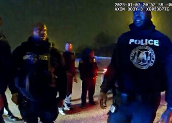 1월27일 운전자 니컬스를 집단 구타한 멤피스 경찰관들이 현장에 서있다. 로이터.