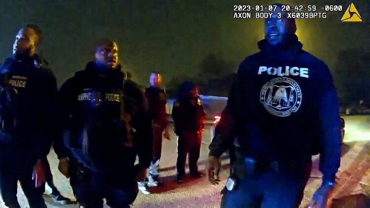 1월27일 운전자 니컬스를 집단 구타한 멤피스 경찰관들이 현장에 서있다. 로이터.