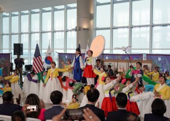 애틀랜타 공항서 화려한 '한복 퍼포먼스' ... 한인 이민 120주년 기념 공연