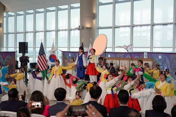 애틀랜타 공항서 화려한 '한복 퍼포먼스' ... 한인 이민 120주년 기념 공연