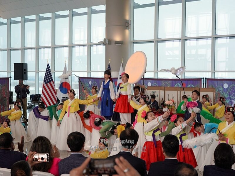 애틀랜타 공항서 화려한 '한복 퍼포먼스' ... 한인 이민 120주년 기념 공연