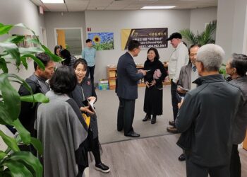 이종원 변호사가 둘루스 새 사무실에서 개업 축하 손님들을 맞아 환담하고 있다. 중앙포토.