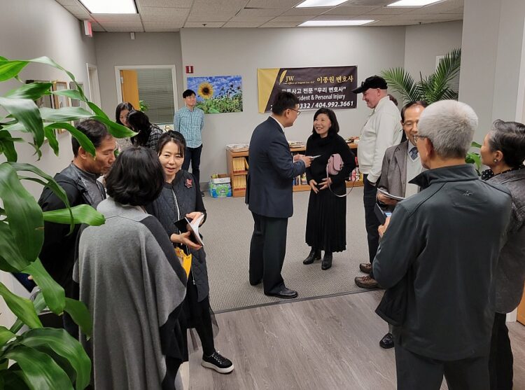 이종원 변호사가 둘루스 새 사무실에서 개업 축하 손님들을 맞아 환담하고 있다. 중앙포토.
