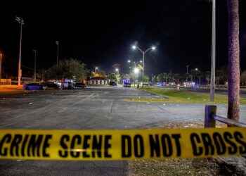 16일 플로리다주 웨스트 팜비치 북쪽에 있는 포트 피어스의 일루스 엘리스 공원에서 마틴 루서 킹 주니어 목사 기념일 행사를 치르던 중 총격 사건이 발생했다. 연합뉴스.