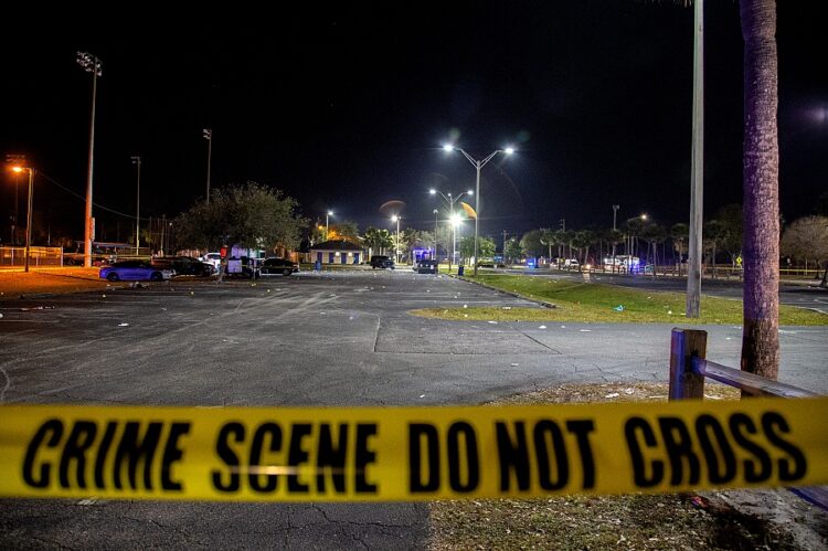 16일 플로리다주 웨스트 팜비치 북쪽에 있는 포트 피어스의 일루스 엘리스 공원에서 마틴 루서 킹 주니어 목사 기념일 행사를 치르던 중 총격 사건이 발생했다. 연합뉴스.