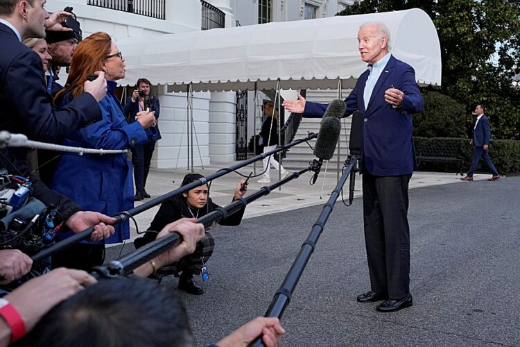 조 바이든 대통령이 2일 워싱턴DC에 있는 백악관 정원에서 기자단과 대화하고 있다. 로이터.