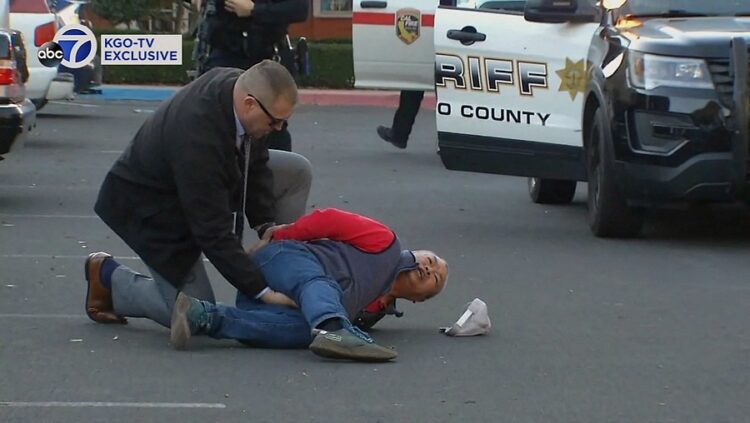 캘리포니아 하프문베이 총격 사건의 용의자가 체포되고 있다. 로이터
