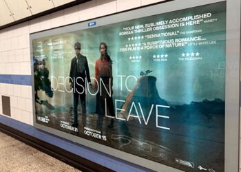 영국 런던 시내 지하철역에 2022년 10월 배우 박해일·탕웨이 주연의 영화 '헤어질 결심' 광고가 크게 붙어있다. 연합뉴스.