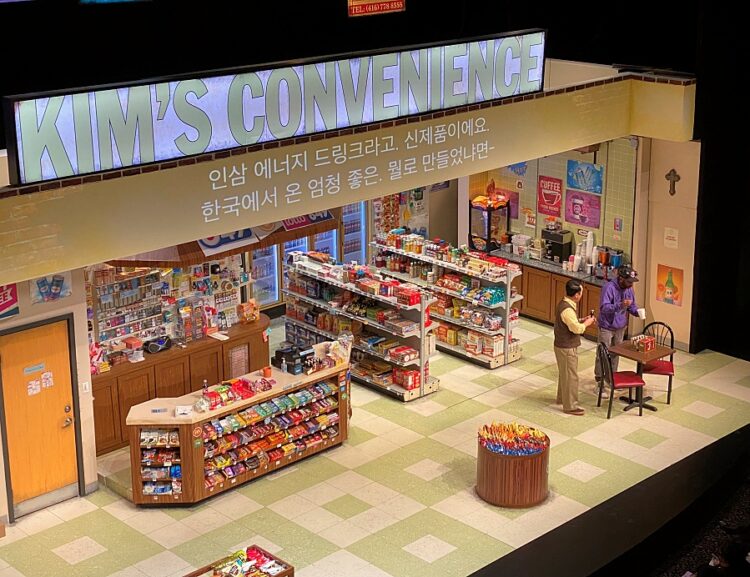 김씨네 편의점 무대 모습. 무대 위 한글 자막이 눈에 띈다. 윤지아 기자