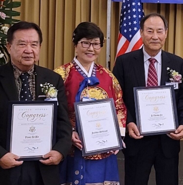 (왼쪽부터) 고영수 이사장, 양해솔 수석부회장, 조시영 총회장.