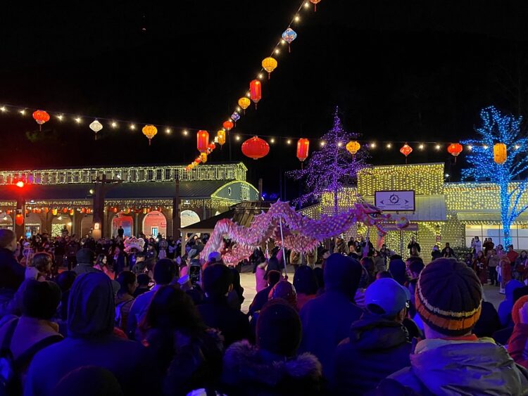 지난 20일 스톤마운틴 공원에서 음력설 기념 행사를 개최했다. 오후 8시경 종이 용을 필두로 퍼레이드가 진행 중인 모습. 윤지아 기자