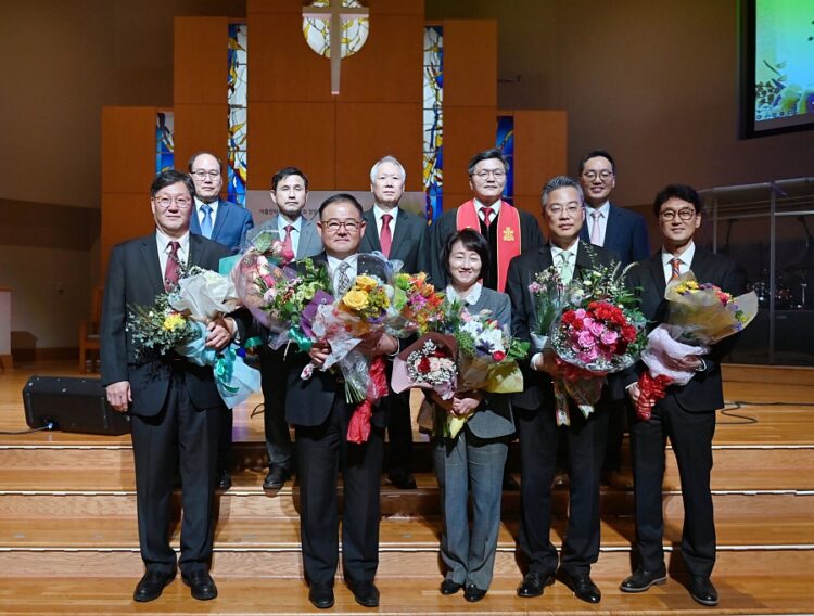 연합장로교회 신임 장로들이 기념사진을 찍었다.  [연합장로교회 제공]