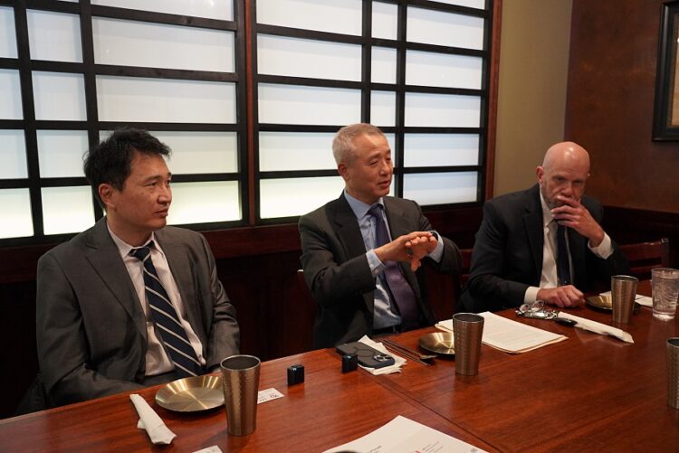 (왼쪽부터) 신동원 부행장, 김동욱 행장, 에드워드 브리스코 CFO. 김 행장이 기자회견 중 설명하고 있다. 사진 윤지아 기자