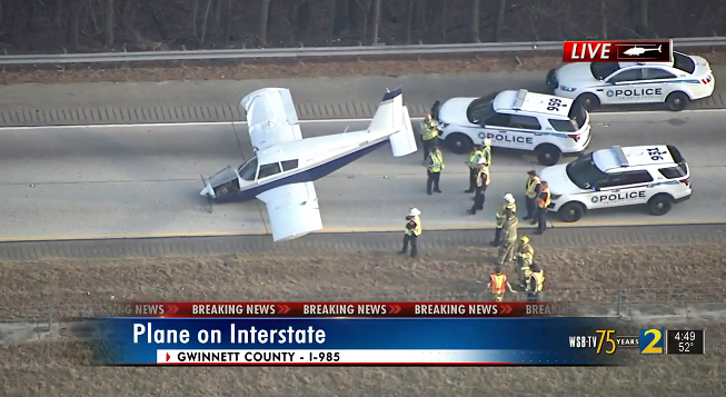 I-985 고속도로에 비상 착륙한 비행기. WSB tv 영상 캡처.