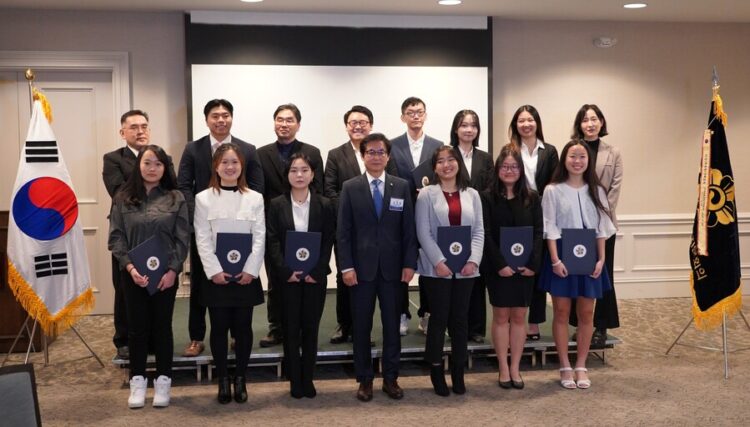 김형률 회장이 20기 장학생들과 단체사진을 찍었다. 사진 / 윤지아 기자.