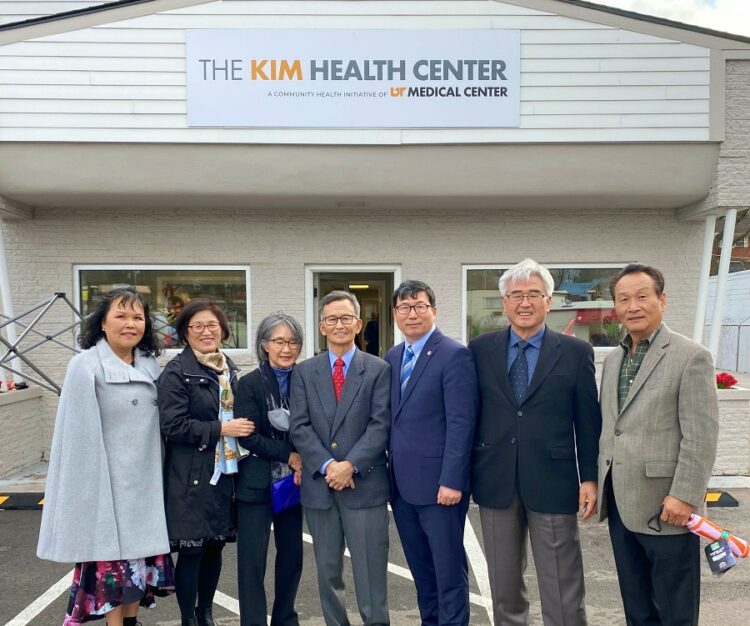 김유근 박사 부부(왼쪽에서 3,4번째)가 동남부 및 낙스빌 한인사회 인사들과 함께 새로 이름이 변경된 진료소 앞에서 기념사진을 찍었다.