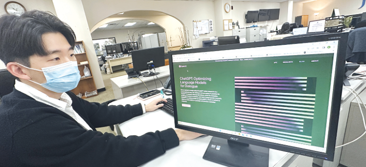 우훈식 기자가 인공지능(AI) 챗봇, 챗GPT의 사용을 위해서 웹사이트에 접속하고 있다. 김상진 기자