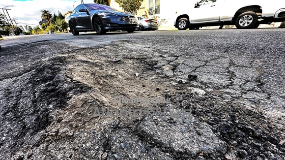 파손된 도로. 김상진 기자
