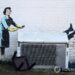 세계적인 그라피티 작가 뱅크시는 14일 영국 동부 해안가 마을 마게이트의 벽화가 자신의 작품 '밸런타인데이 마스카라'라고 확인했다. 연합뉴스