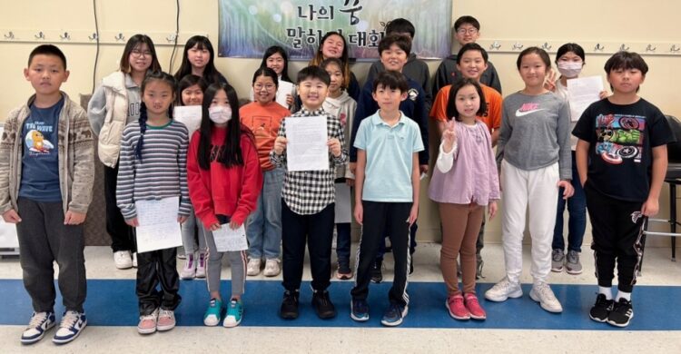 냇가에 심은 나무 한국학교 학생들.