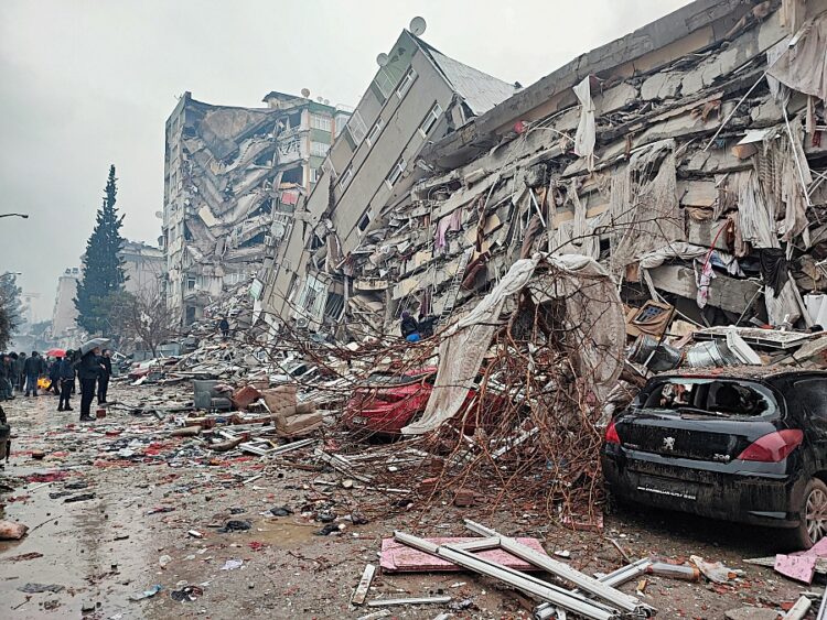 2023년 2월 6일 터키 카라만마라슈에서 지진이 발생한 후 잔해 속에서 생존자 수색 작업이 벌어지고 있다. 로이터