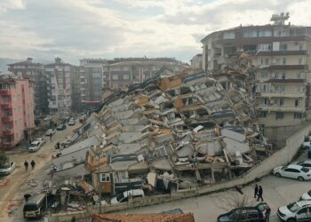 2023년 2월 7일 터키 하타이에서 지진으로 인해 파손되고 무너진 건물 전경. 로이터