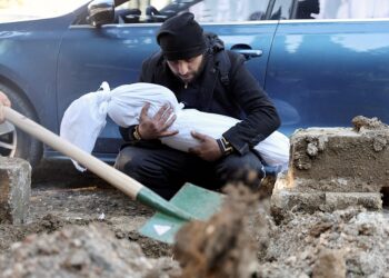 터키 하타이 주에서 발생한 치명적인 지진으로 희생된 2살 난 아들의 시신을 안고 있는 남성. 로이터