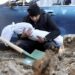터키 하타이 주에서 발생한 치명적인 지진으로 희생된 2살 난 아들의 시신을 안고 있는 남성. 로이터