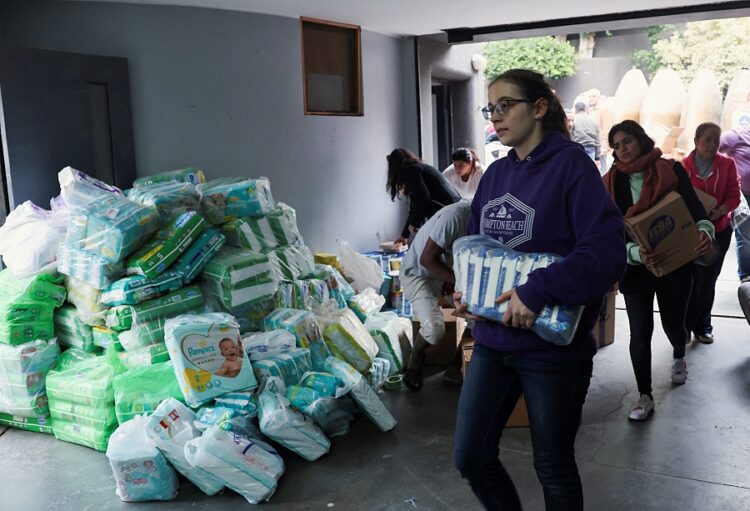 이집트 카이로에서 지진 구호를 위해 음식과 의류, 의약 기부품들을 모으고 있다. 로이터.