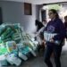 이집트 카이로에서 지진 구호를 위해 음식과 의류, 의약 기부품들을 모으고 있다. 로이터.