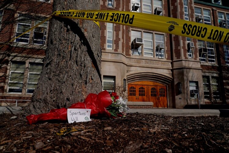 2023년 2월 14일 미시간 주립 대학 캠퍼스에서 총격 사건이 발생한 건물 앞에 꽃이 놓여 있다. 로이터