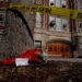 2023년 2월 14일 미시간 주립 대학 캠퍼스에서 총격 사건이 발생한 건물 앞에 꽃이 놓여 있다. 로이터