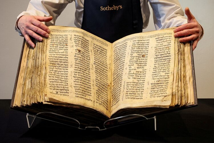 소더비가 공개한 가장 오래된 히브리어 성경책 '코덱스 사순'. 로이터