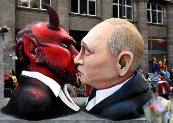 2023년 2월 20일 독일 퀼른에서 열린 '로젠몬탁'(장미의 월요일) 카니발 퍼레이드에서 블라디미르 푸틴 러시아 대통령이 악마와 키스하는 모습을 묘사한 카니발 수레가 등장했다. 로이터