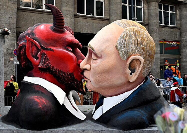2023년 2월 20일 독일 퀼른에서 열린 '로젠몬탁'(장미의 월요일) 카니발 퍼레이드에서 블라디미르 푸틴 러시아 대통령이 악마와 키스하는 모습을 묘사한 카니발 수레가 등장했다. 로이터