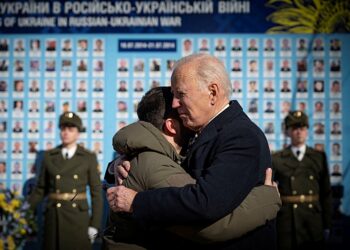 조 바이든 대통령이 20일(현지시간) 우크라이나 수도 키이우의 '전사자 추모의 벽'에 헌화한 뒤 볼로디미르 젤렌스키 대통령과 포옹하고 있다. 바이든 대통령은 오는 24일 러시아의 우크라이나 침공 1년을 앞두고 이날 키이우를 깜짝 방문했다. 로이터